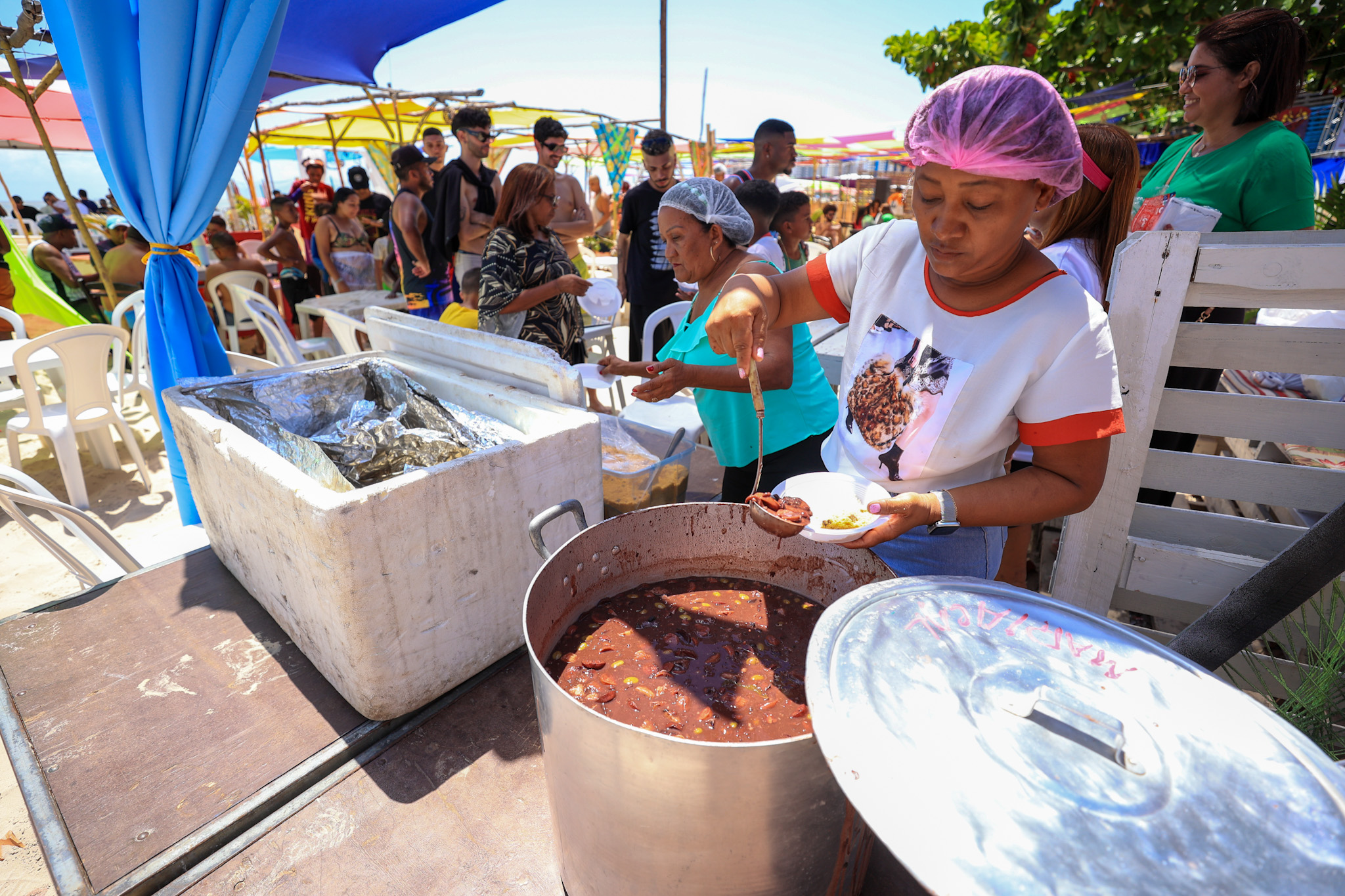 Durante a festa em homenagem aos pais foram servidas feijoada e outras iguarias aos presentes  