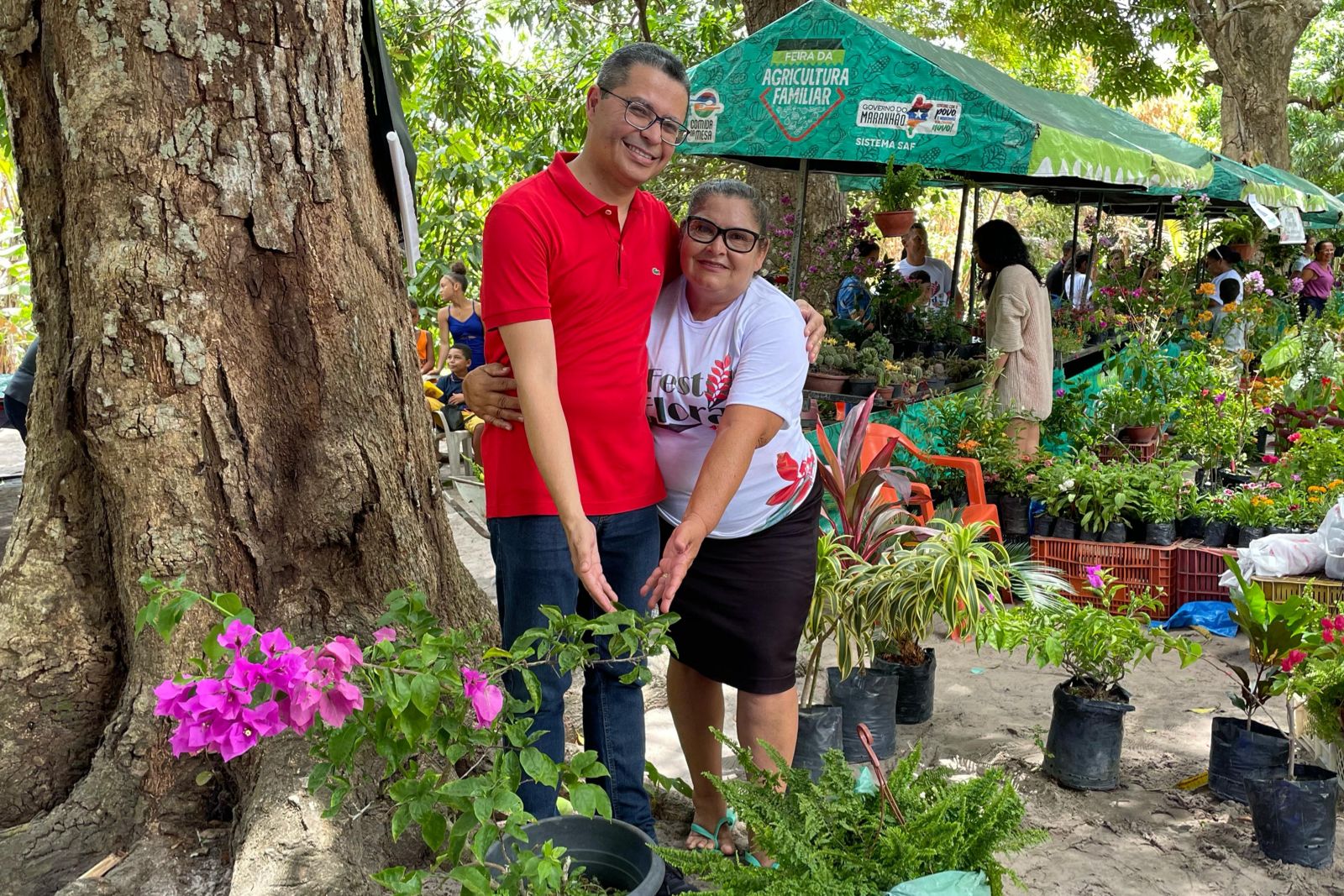 Carlos Lula com produtora familiar que participou do Fest Flora 2023, no município de Paço do Lumiar