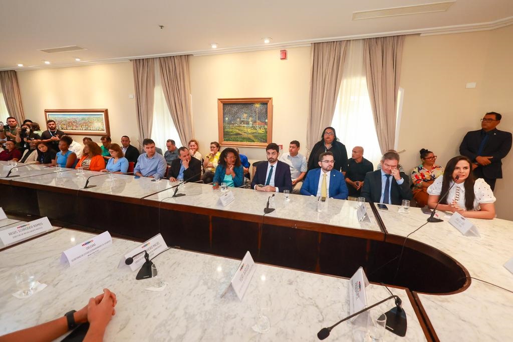 Deputada Ana do Gás, que representou a presidente Iracema Vale, destacou a importância do programa para a inclusão socioprodutiva de mulheres