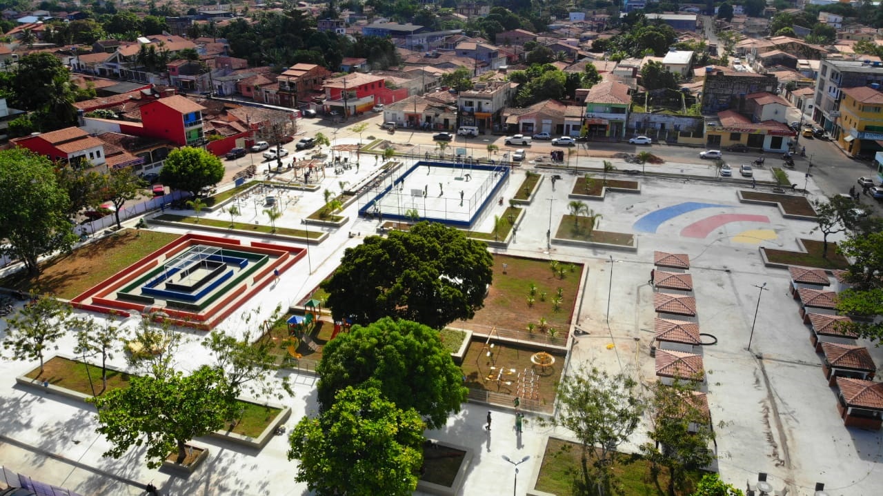 Amplamente revitalizada, a Praça do Centenário em Pinheiro conta agora com novos equipamentos esportivos 