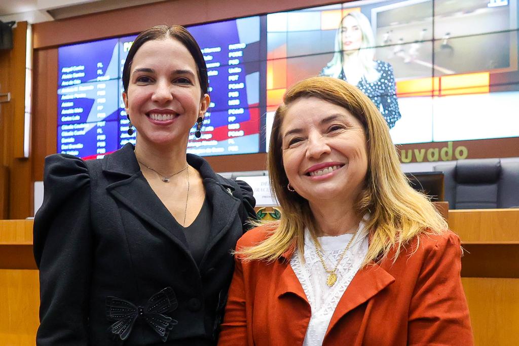 Presidente da Assembleia, Iracema Vale, com Flávia Gonzalez Leite, que teve sua indicação ao TCE formalizada pelo Parlamento Estadual