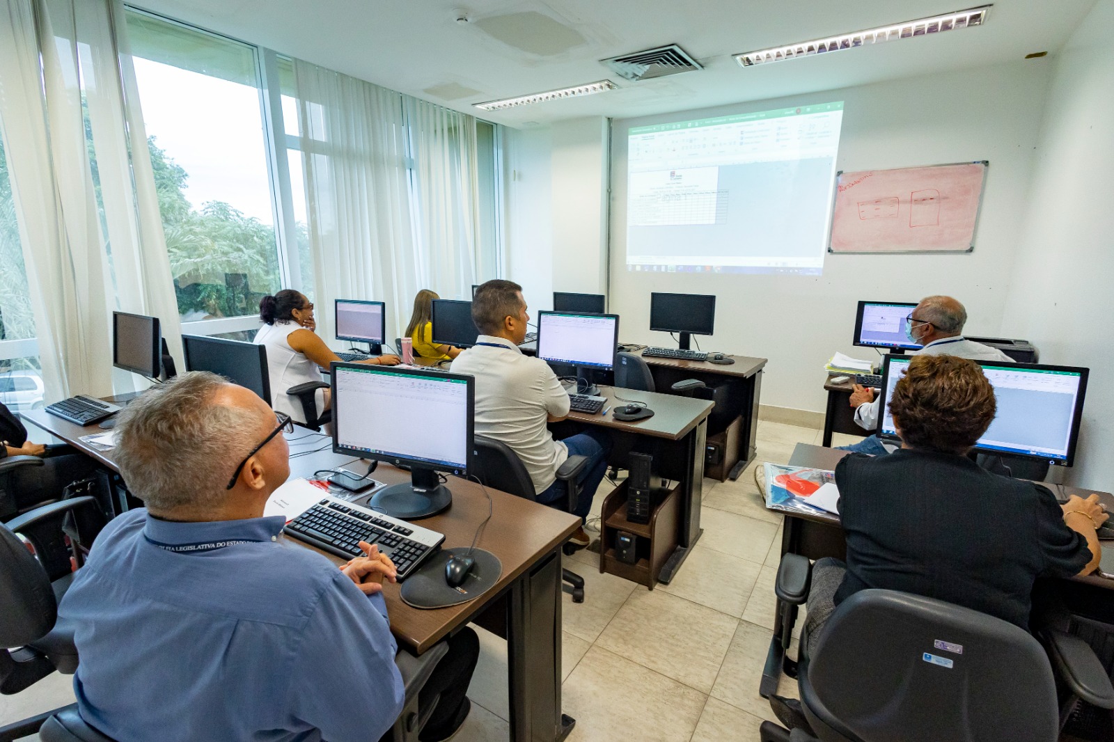Alunos atentos às explicações do professor no curso Excel Intermediário