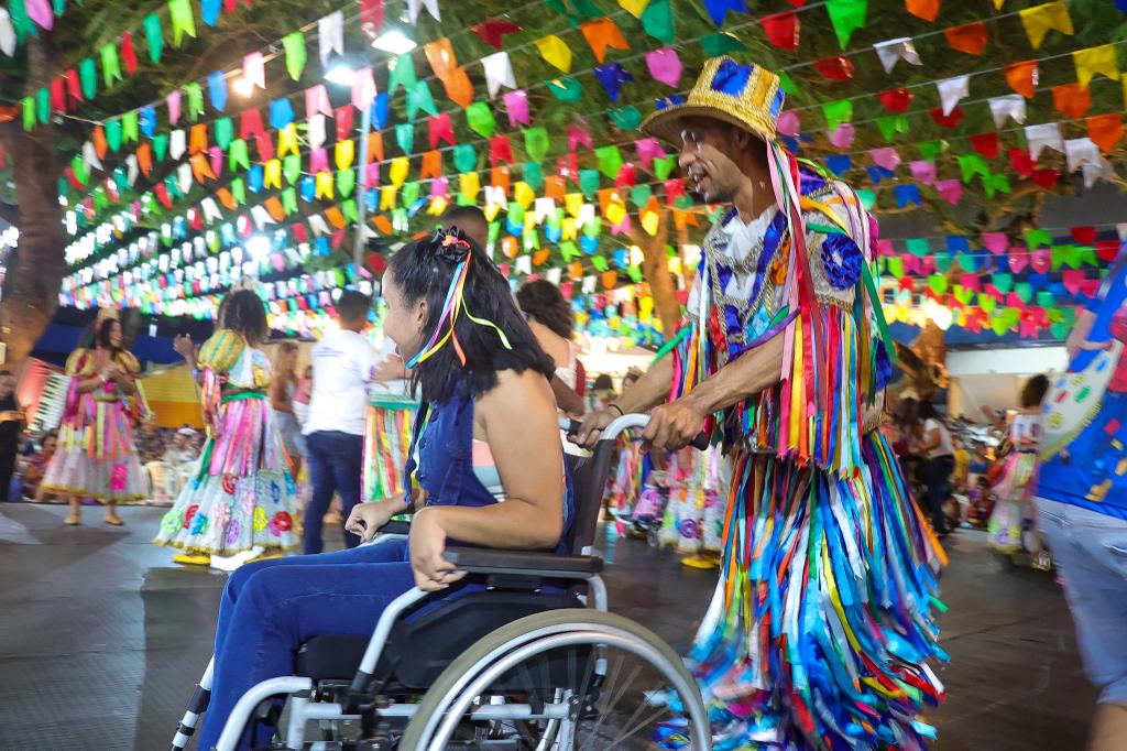 Cadeirantes entraram na roda com o Cacuriá de Dona Teté durante o 1º Arraiá da Inclusão