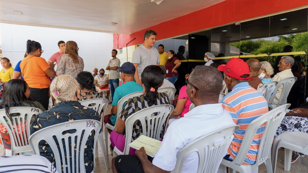 Deputado Francisco Nagib fala com pessoas que participaram do Mutirão da Catarata e Pterígio