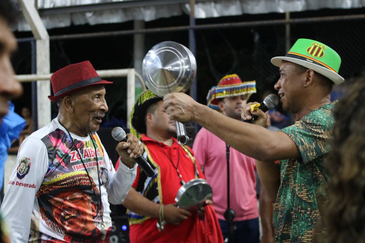 Zé Alberto, do Boi Famosão, e Ribinha, do Boi de Maracanã, durante cantoria na festança