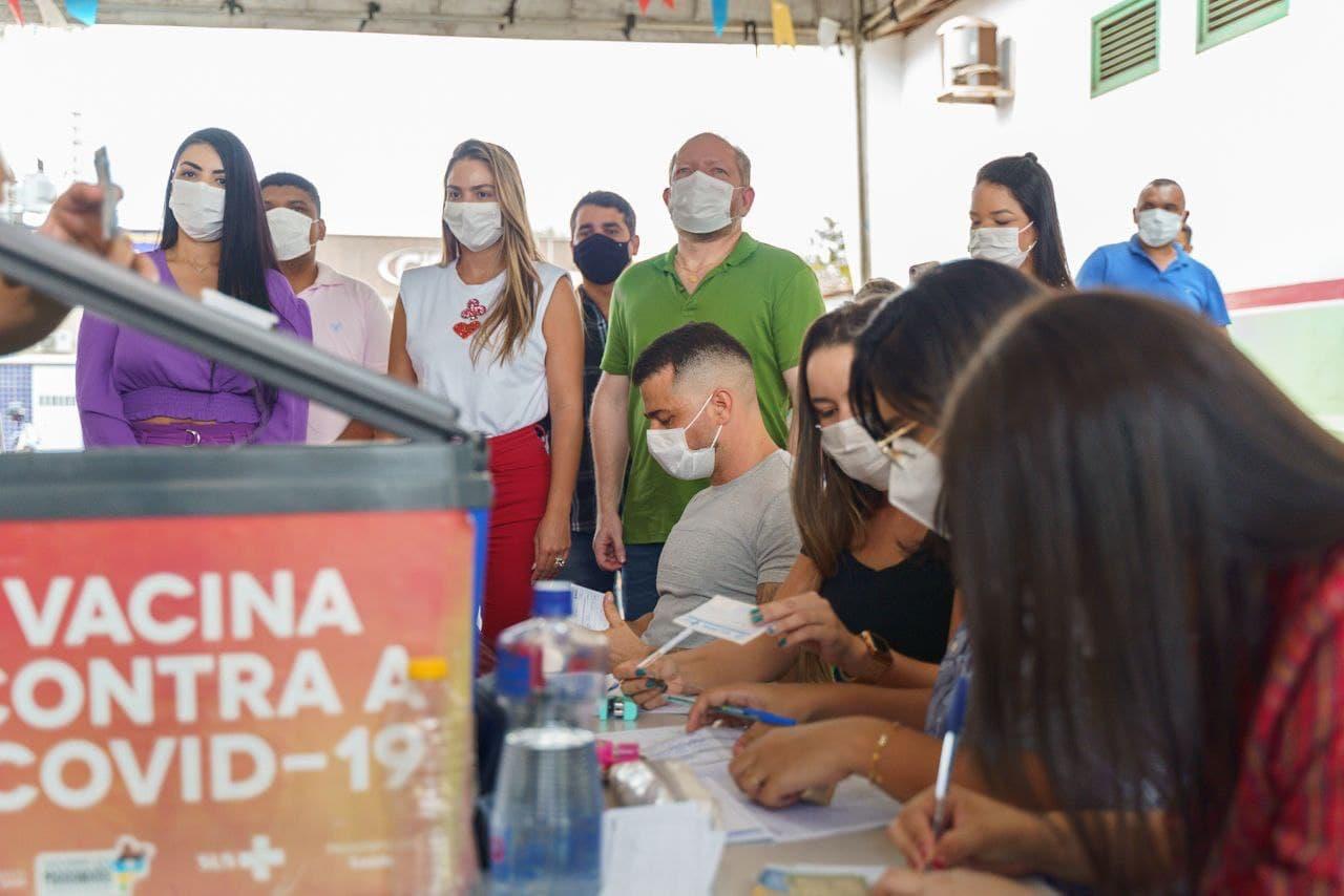 Othelino e Ana Paula percorrem o espaço do Arraial da Vacinação em Pinheiro, que recebeu 5 mil doses do imunizante contra a Covid-19 