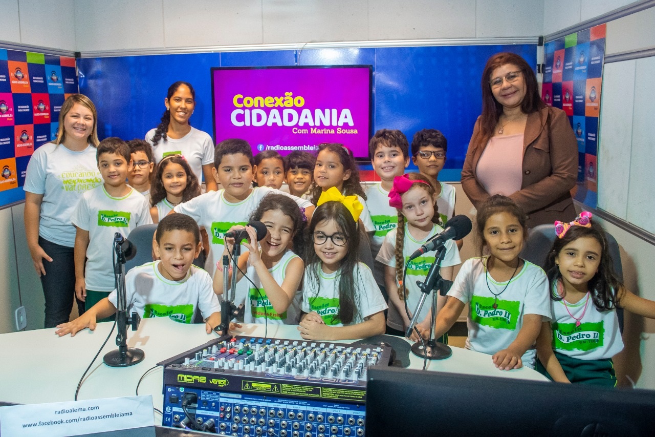 Estúdio da Rádio Alema também foi visitado pelos alunos. A radialista Marina Silva recepcionou os estudantes