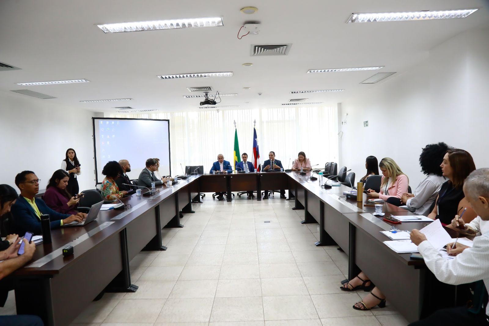 Membros da Comissão de Defesa dos Direitos Humanos e das Minorias da Alema reunidos com representantes da OAB-MA