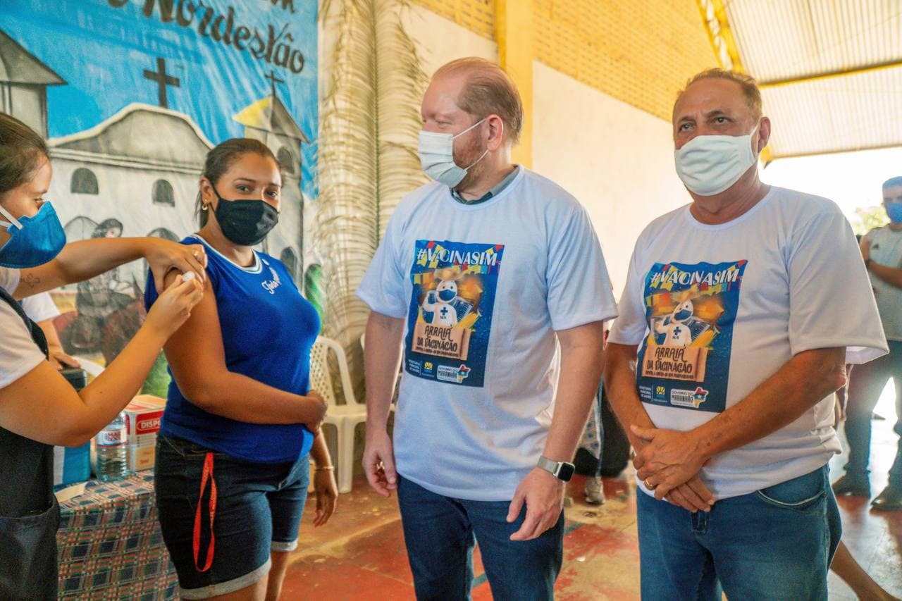 Em Parnarama, Othelino Neto e o prefeito Raimundo Silveira visitam o Arraial da Vacinação realizado no município 
