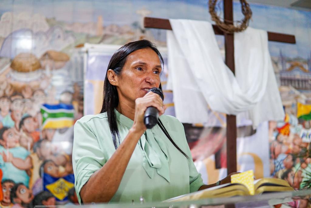 Pastora Maria do Rosário Saraiva Pereira no momento da pregação 