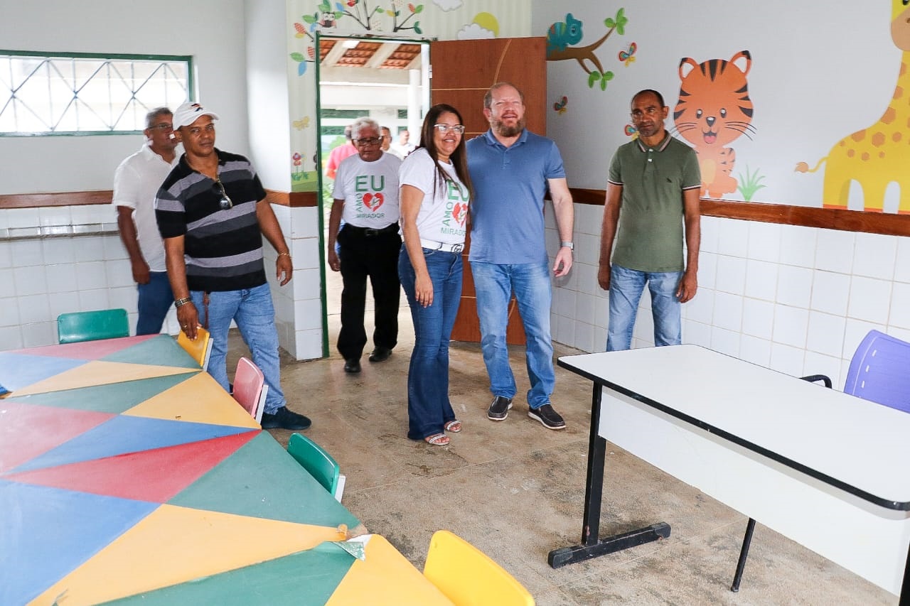 Othelino, acompanhado de Domingas Cabral, visita as instalações da nova Creche Gentiliza Lima 