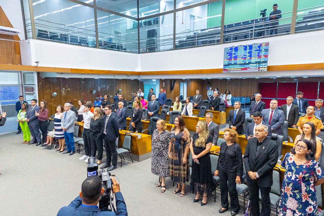 Participaram da sessão solene parlamentares, dirigentes, funcionários da Fundação e amigos do homenageado