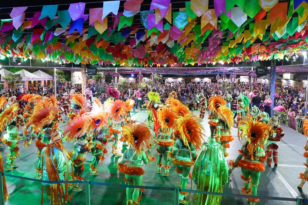 Bumba Meu Boi Encanto da Ilha e o bailado de suas índias encantaram o público no primeiro dia de festança