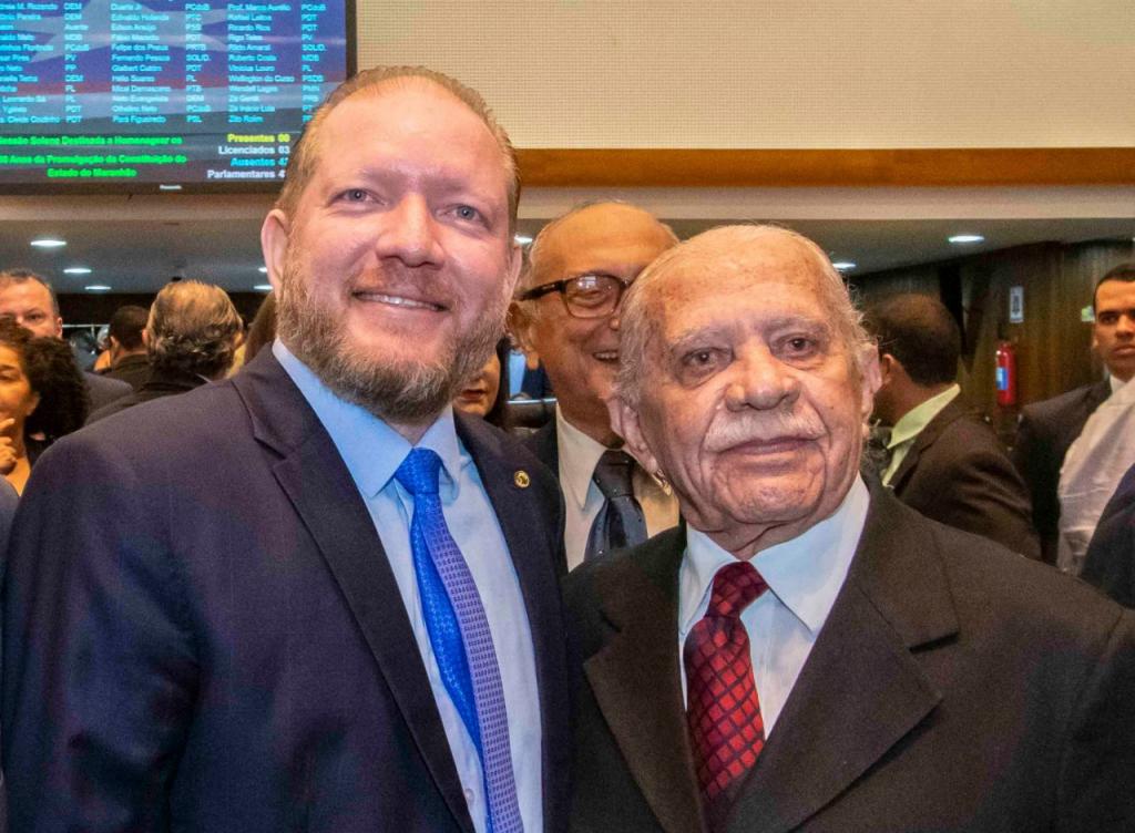 Othelino Neto com Celso Coutinho, durante homenagem feita pela Assembleia ao ex-deputado, em dezembro do ano passado