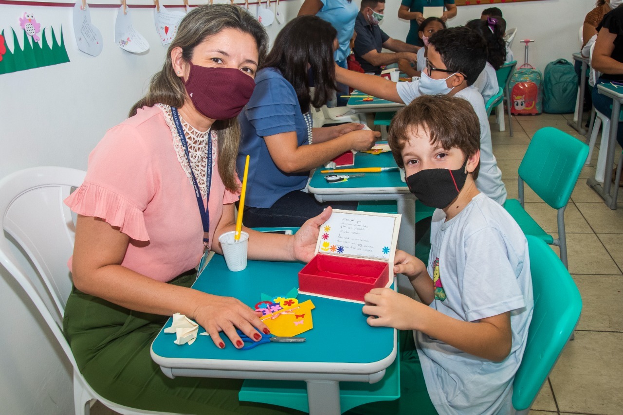 Mãe e aluno da Sementinha participam de atividade em sala de aula alusiva ao Dia das Mães 