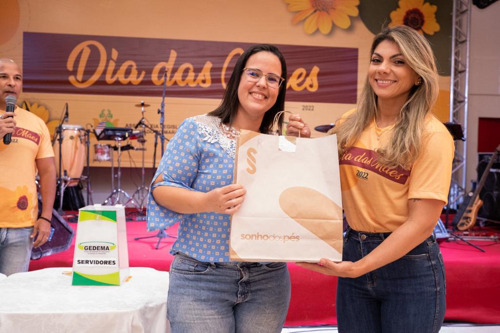 Mãe é sorteada com brinde durante festa em homenagem às mães organizada pelo Gedema