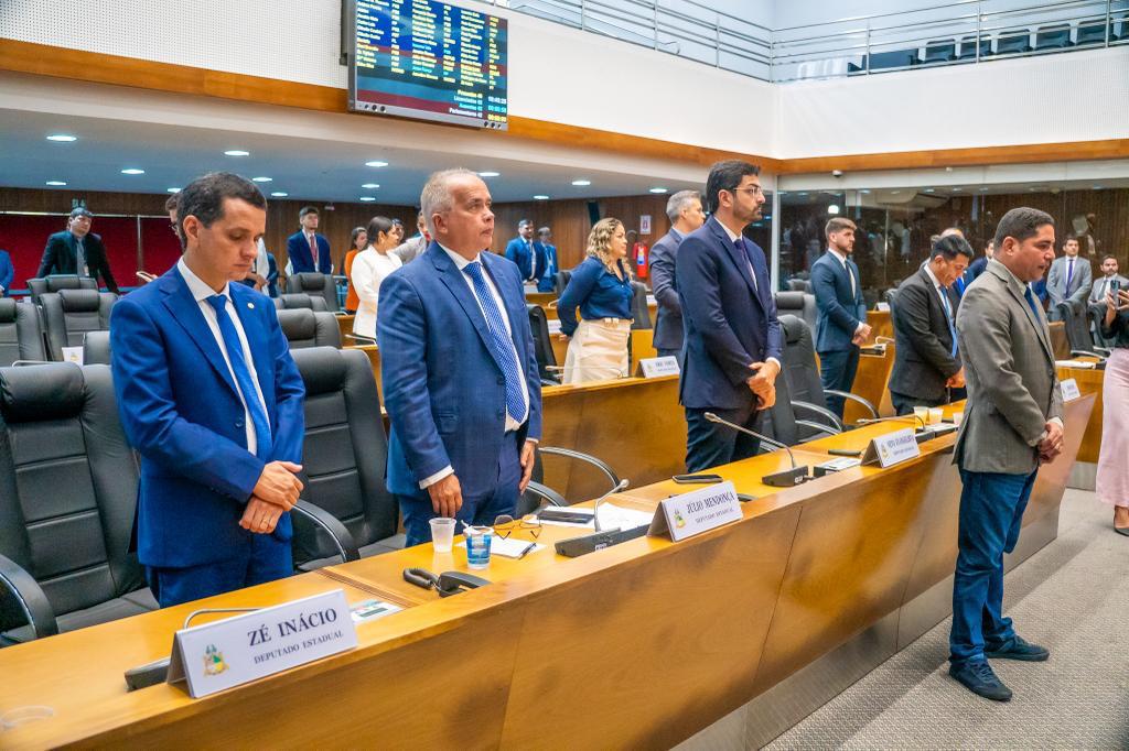 Plenário da Assembleia faz minuto de silêncio em memória de Lecy dos Santos e Andressa Sousa