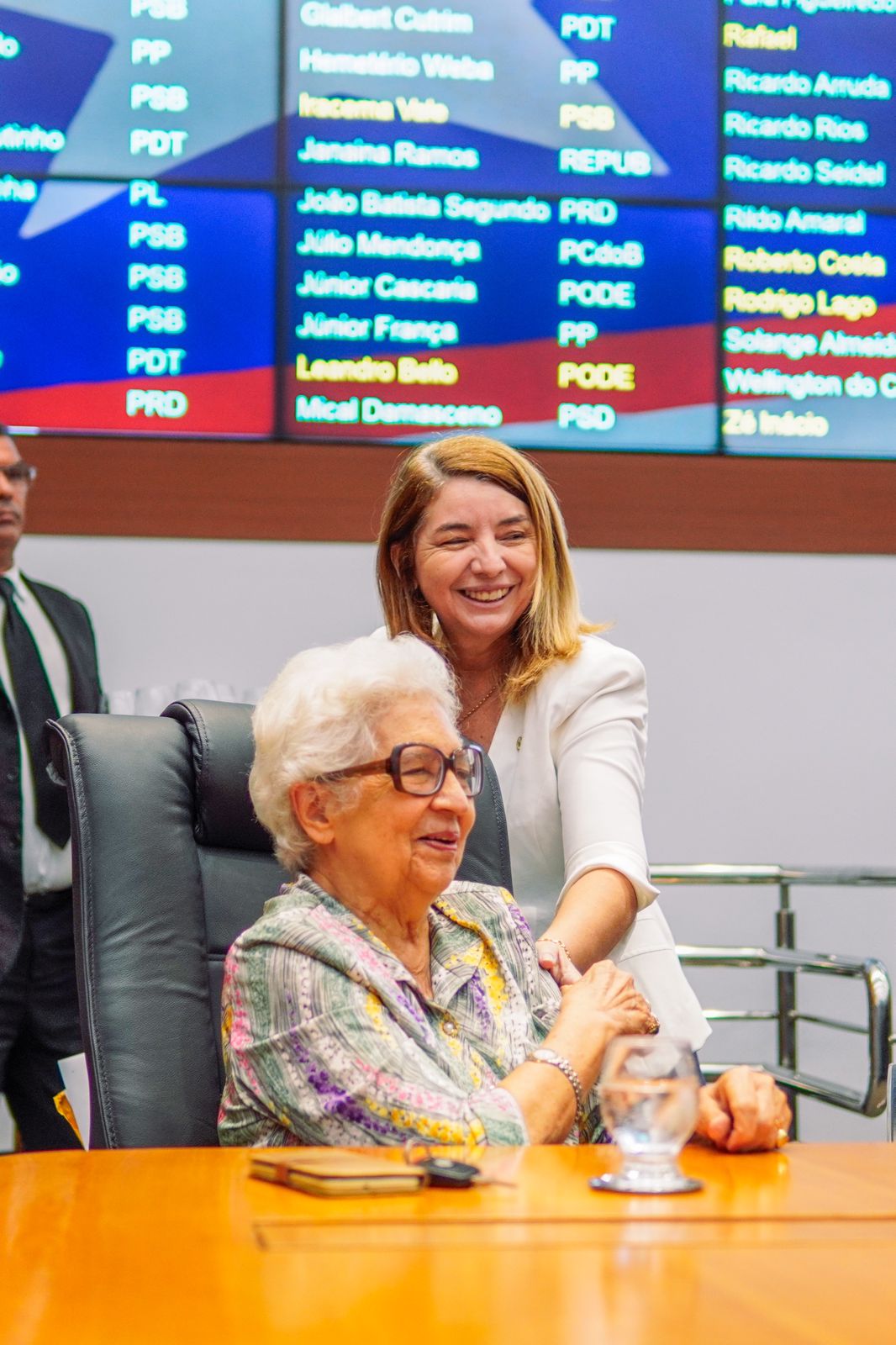 Ex-deputada Helena Heluy com a presidente da Assembleia, deputada Iracema Vale, durante o evento 