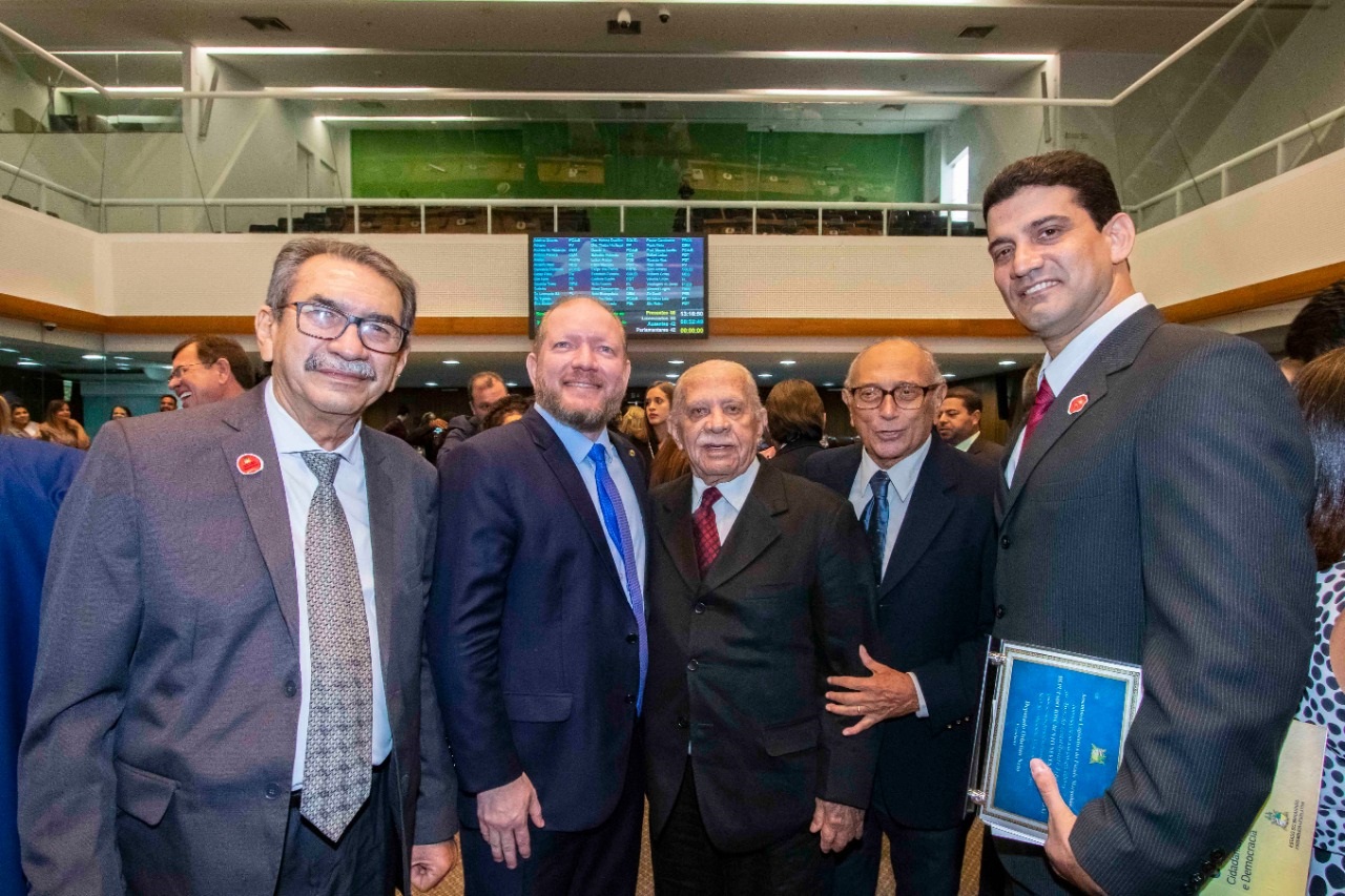 Presidente da Assembleia Othelino Neto recebe os convidados para a solenidade 