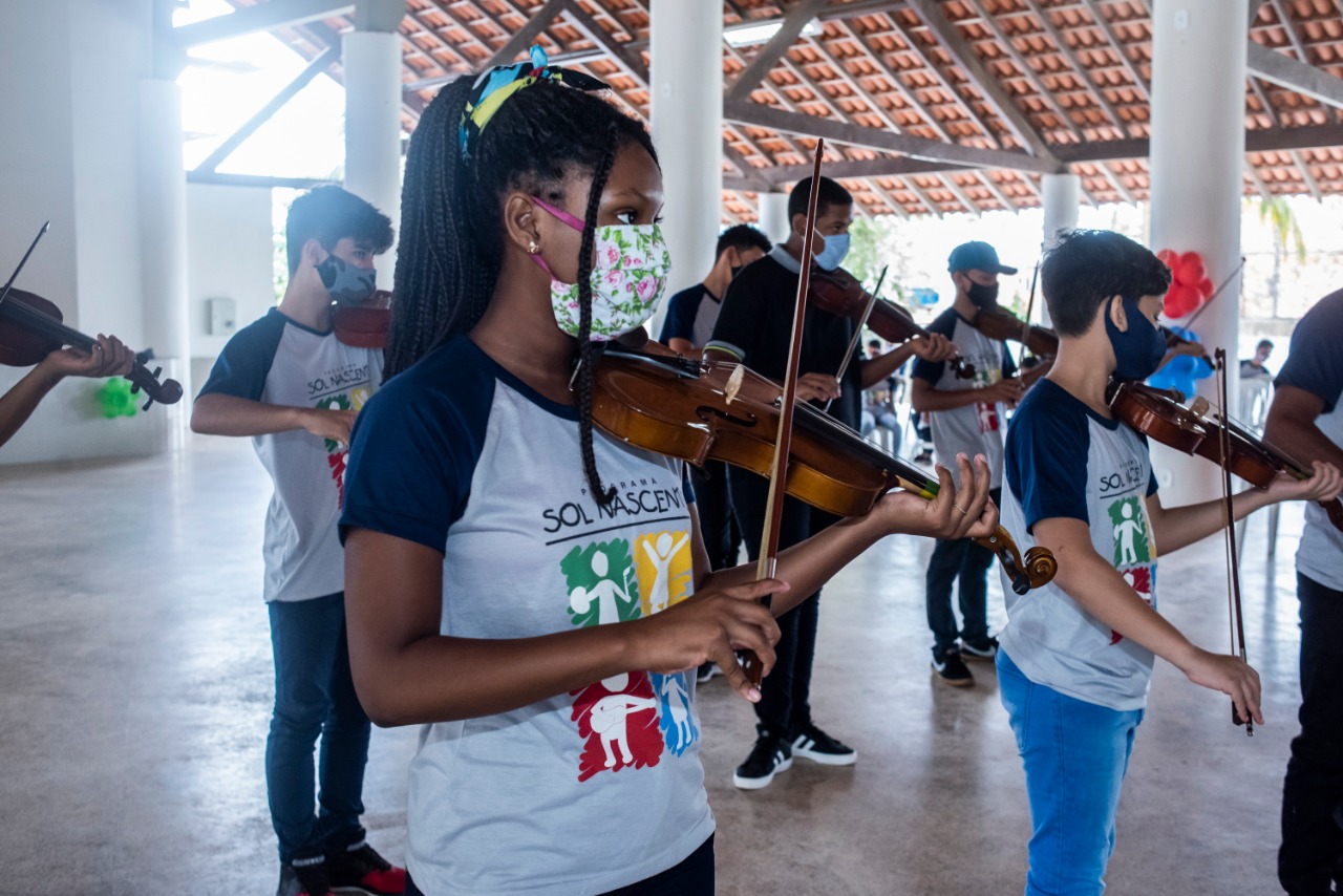 Alunos da oficina de instrumentos de sopro durante a apresentação 