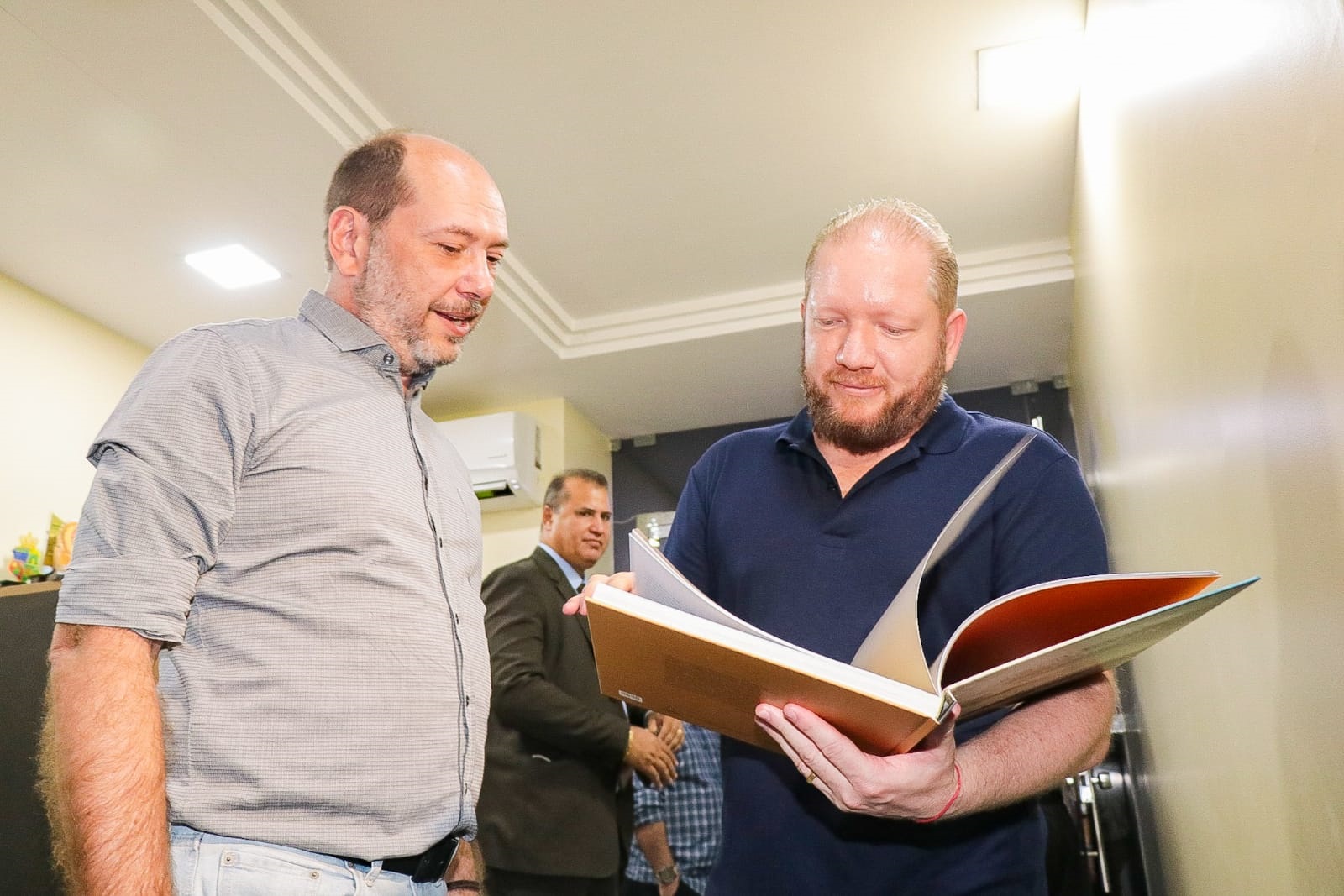 O prefeito Ivo Gomes apresentou ao deputado Othelino as diversas estratégias educacionais adotadas em Sobral