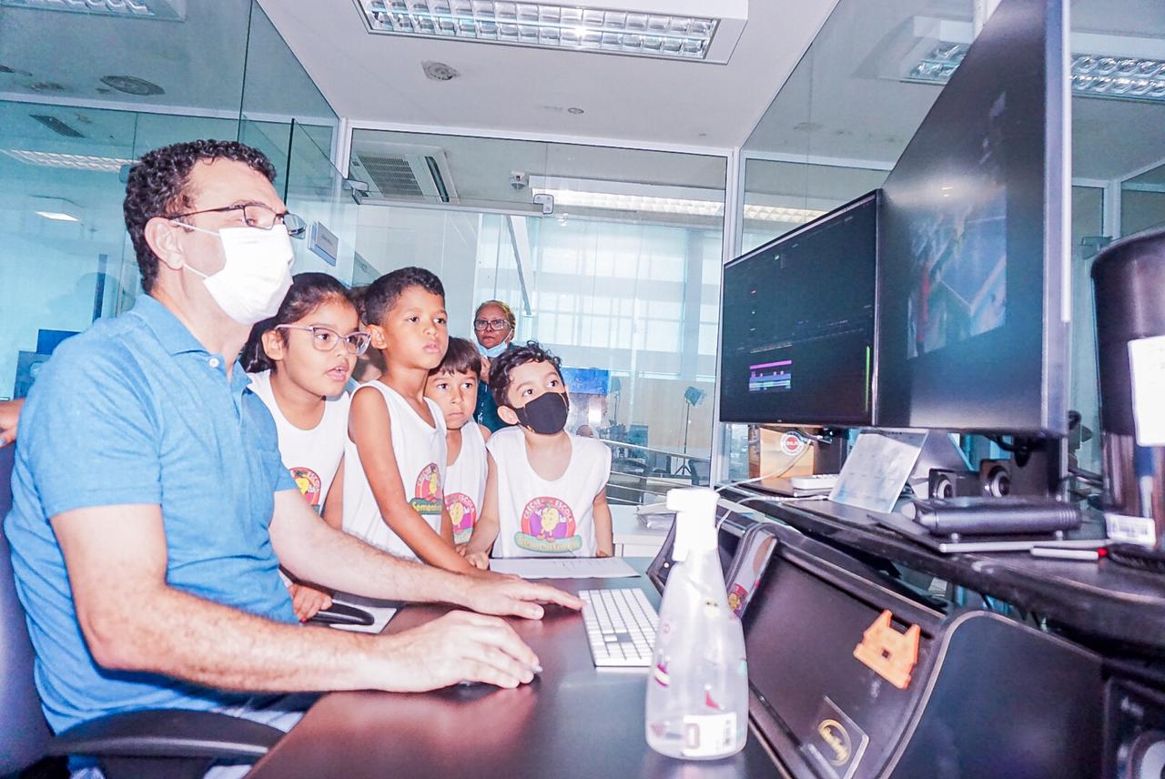 Durante a visita, os estudantes acompanharam o trabalho de edição de uma reportagem produzida pela TV Assembleia