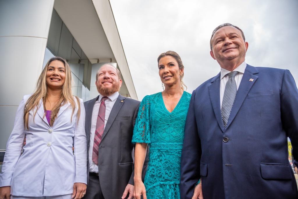 Othelino com sua esposa, Ana Paula Lobato, o governador Carlos Brandão e sua esposa, Larissa Brandão 