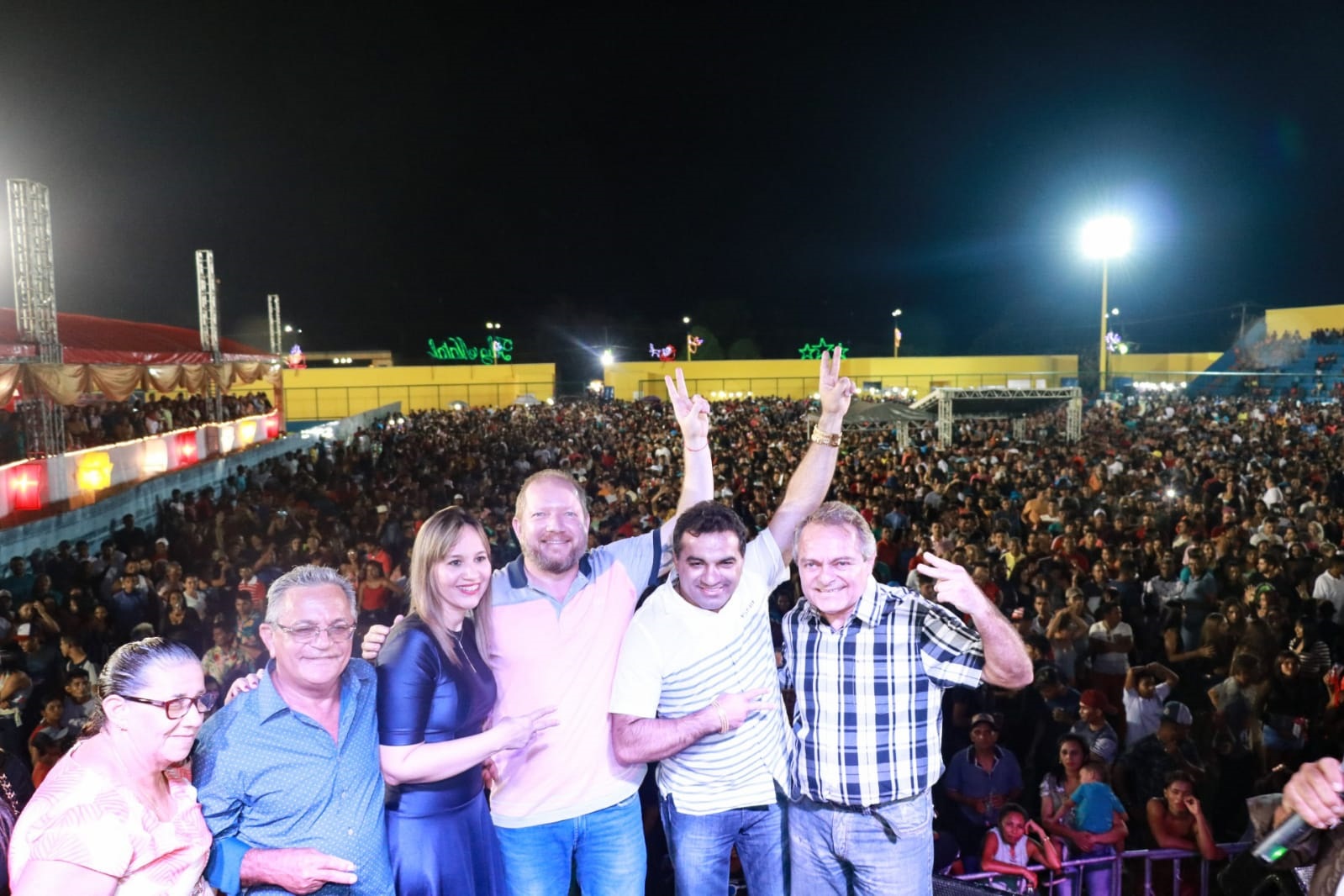 Othelino, Detinha, Hélio Soares, prefeito Zé de Dário e Josimar Maranhãozinho na festa de aniversário do município 