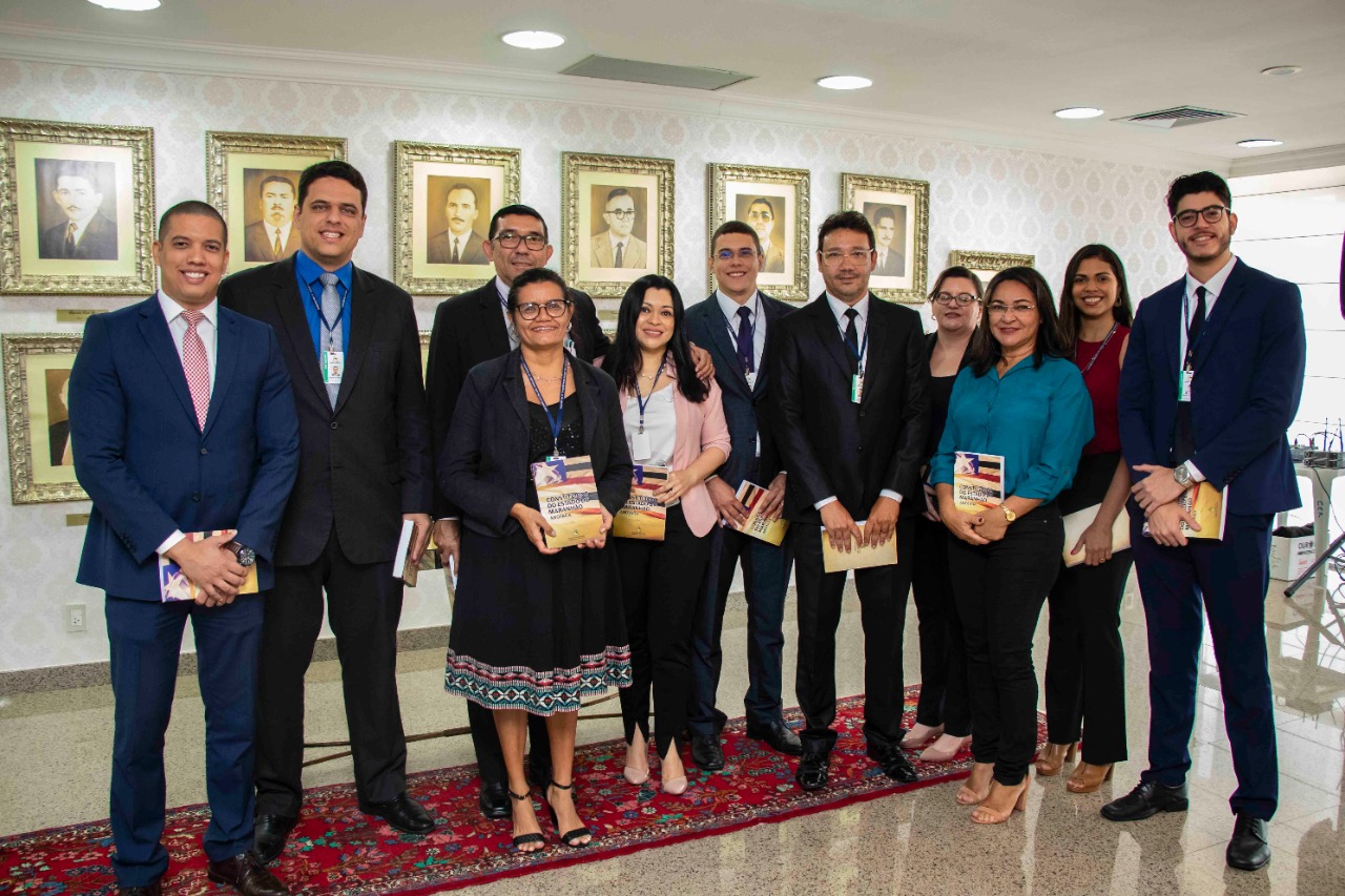 Equipes da Consultoria e Procuradoria da Assembleia com a Constituição Anotada
