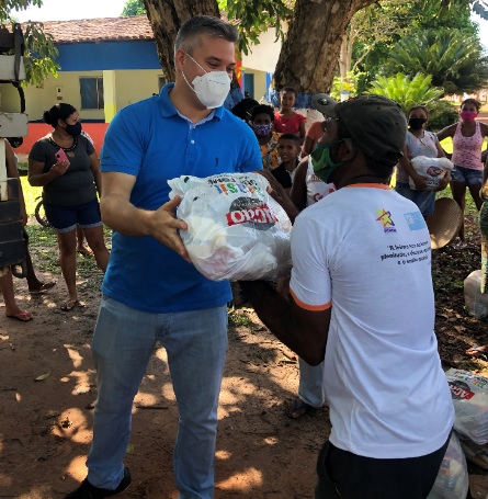 Neto entrega alimentos no povoado Sítio do Meio, em Santa Rita
