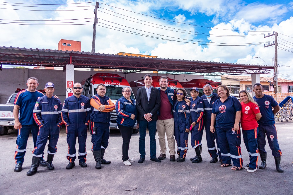 Deputado Fernando Braide com profissionais da equipe do Samu
