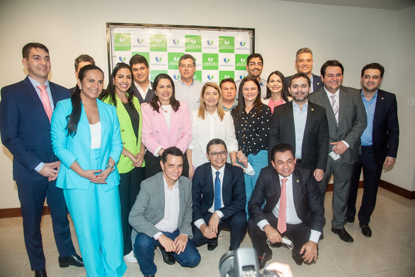 Deputados e a governadora em exercício na sede da Fundação Antonio Jorge Dino