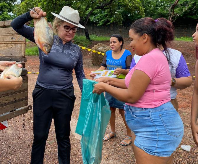 Deputada Cláudia Coutinho entrega peixes para a população de Caxias e Matões