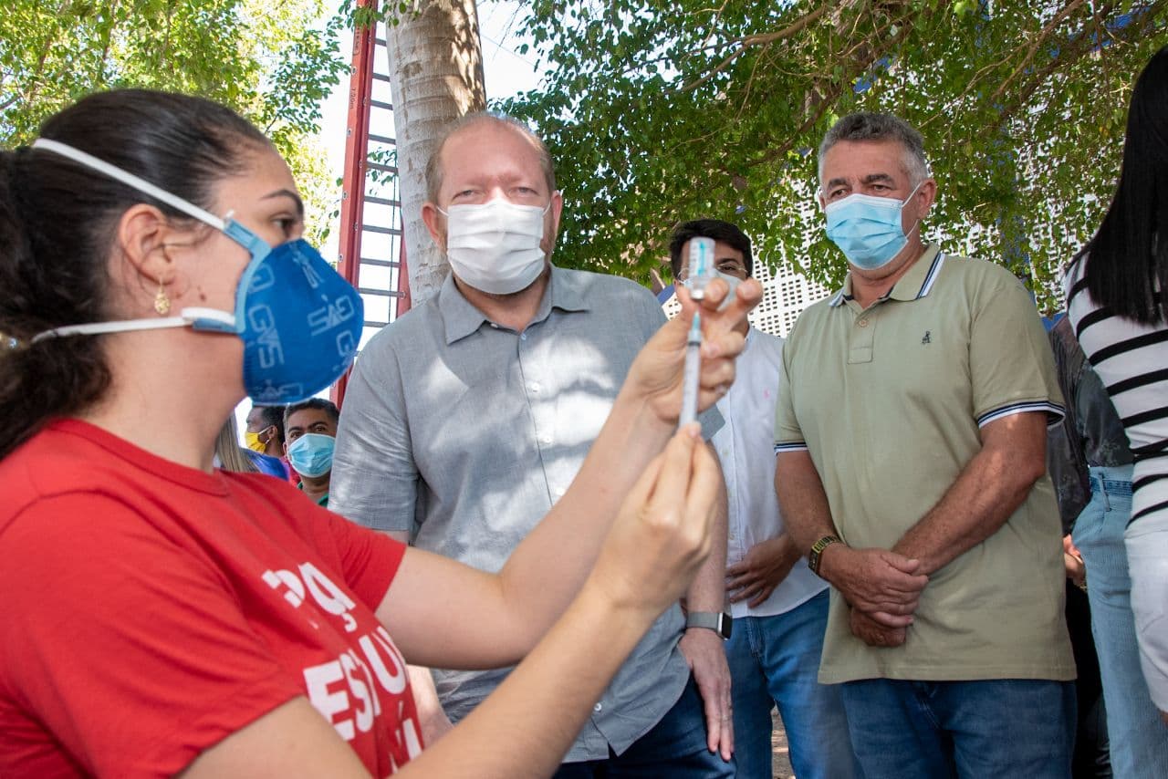 Othelino Neto e Galego Mota observam enfermeira preparar dose da vacina no mutirão em Dom Pedro  