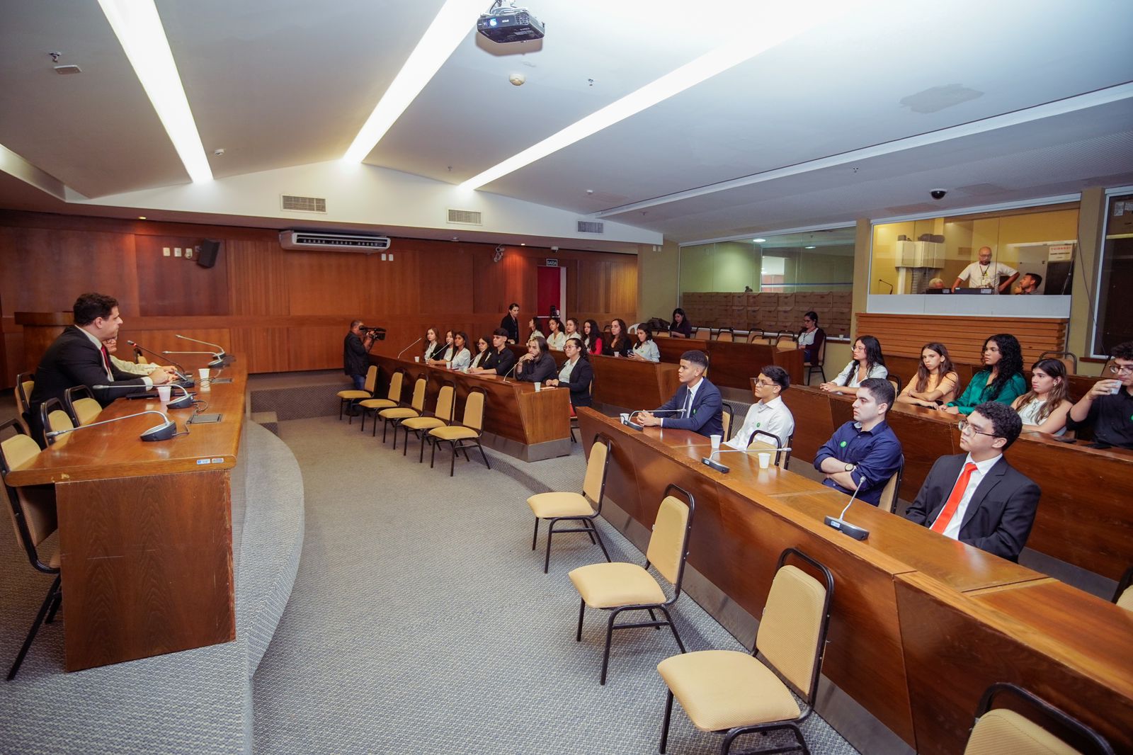 Antes da reunião da CCJ, os acadêmicos foram recebidos por consultores legislativos no Plenarinho 