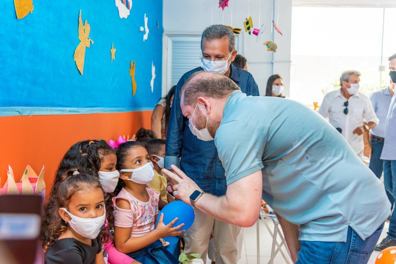 Othelino conversa com crianças alunas da nova Creche Municipal Badica Pavão, em Santa Helena