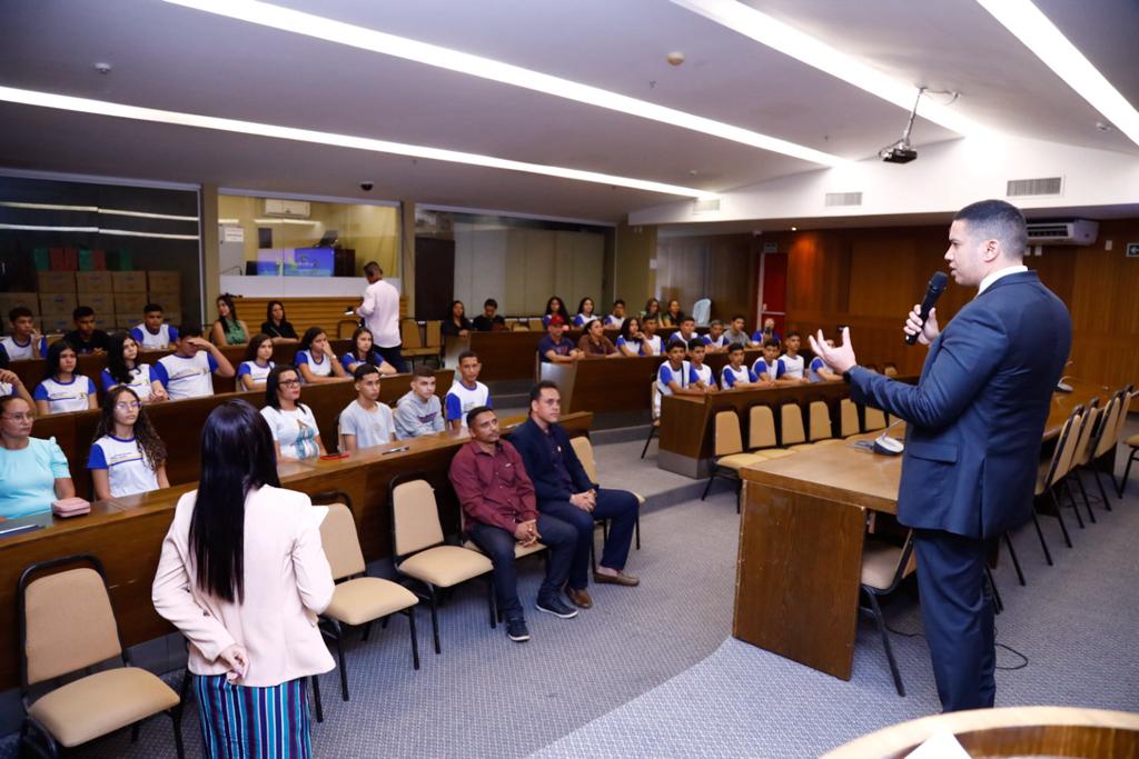 Os alunos assistiram à palestra ministrada pelo consultor Legislativo Wagner, que repassou informações sobre o Parlamento 