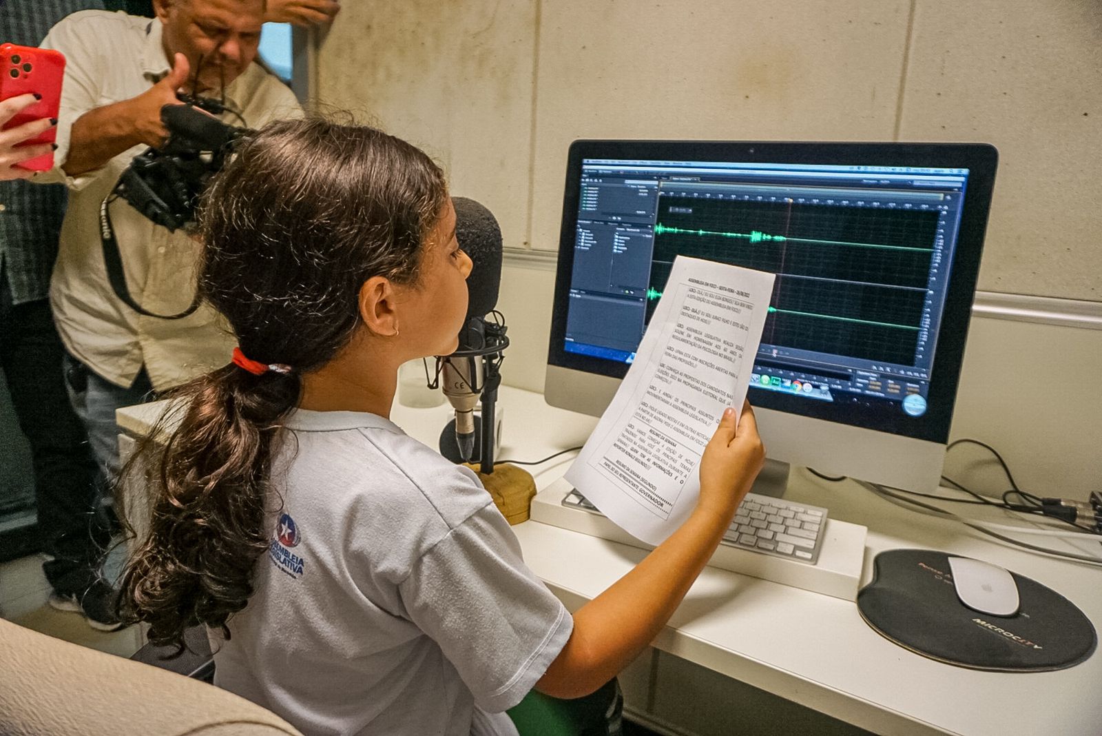 Aluna da Creche-Escola Sementinha faz locução no estúdio da Rádio Assembleia