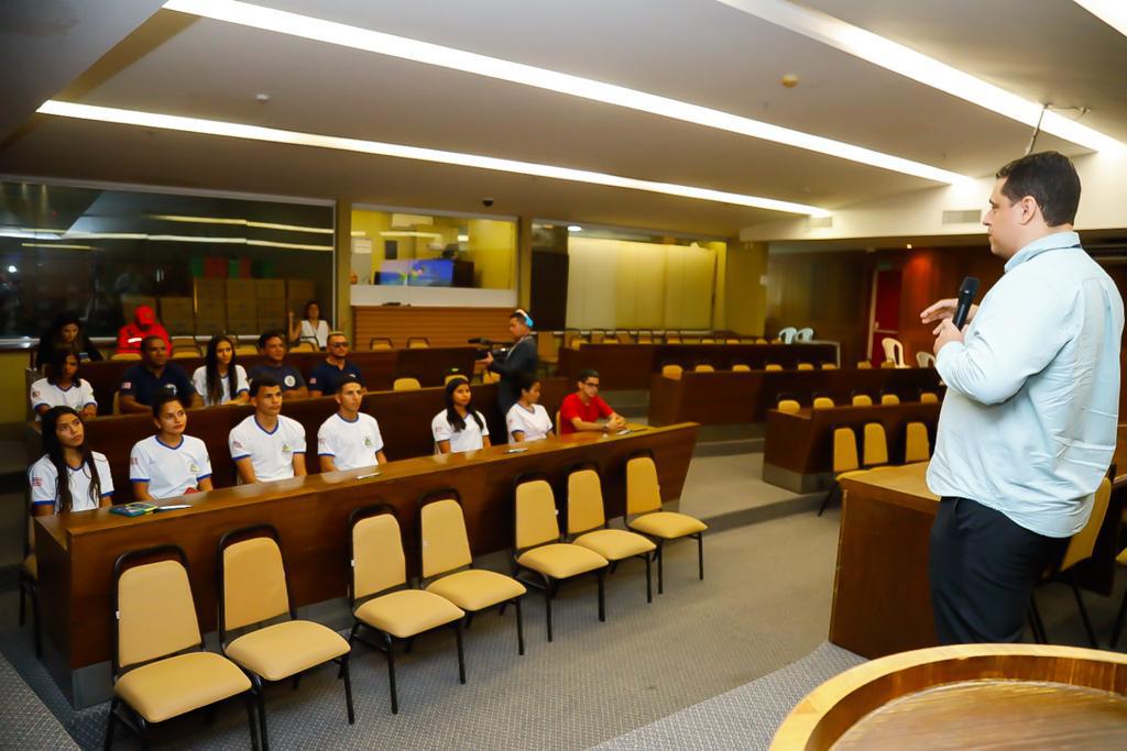Alunos da rede municipal de educação de Barreirinhas visitam a Assembleia  
