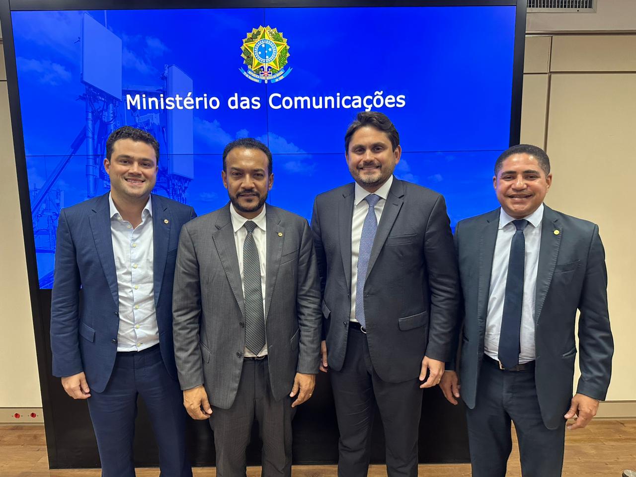 Parlamentares Leandro Bello, Júnior Cascaria e Zé Inácio com o ministro Juscelino Filho, no Ministério das Comunicações
