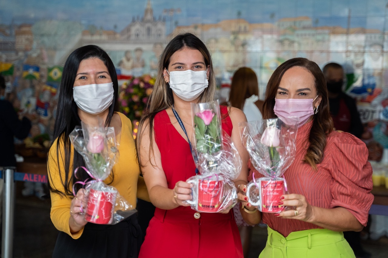 Homenageadas receberam flores durante a programação alusiva ao Dia Internacional da Mulher 