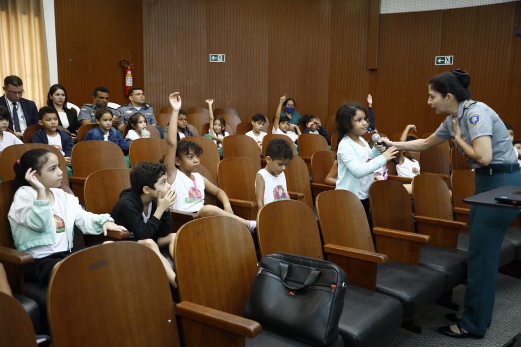 Alunos da Creche-Escola Sementinha interagem durante a palestra