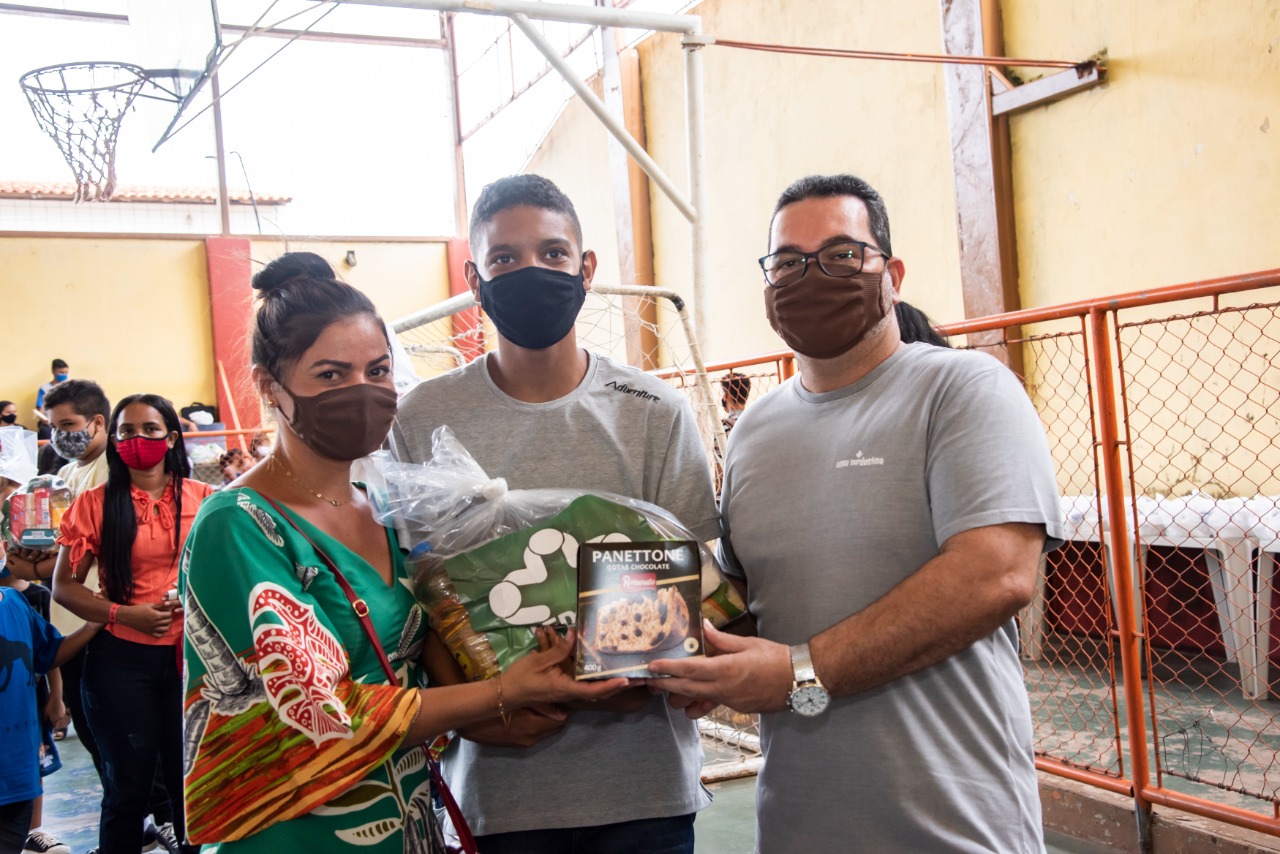 Familiares dos alunos foram presenteados com cestas natalinas 