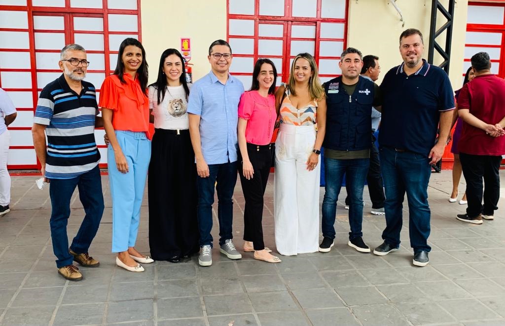 Os deputados  Rodrigo Lago e Carlos com gestores e funcionários do Hospital Materno Infantil de Imperatriz