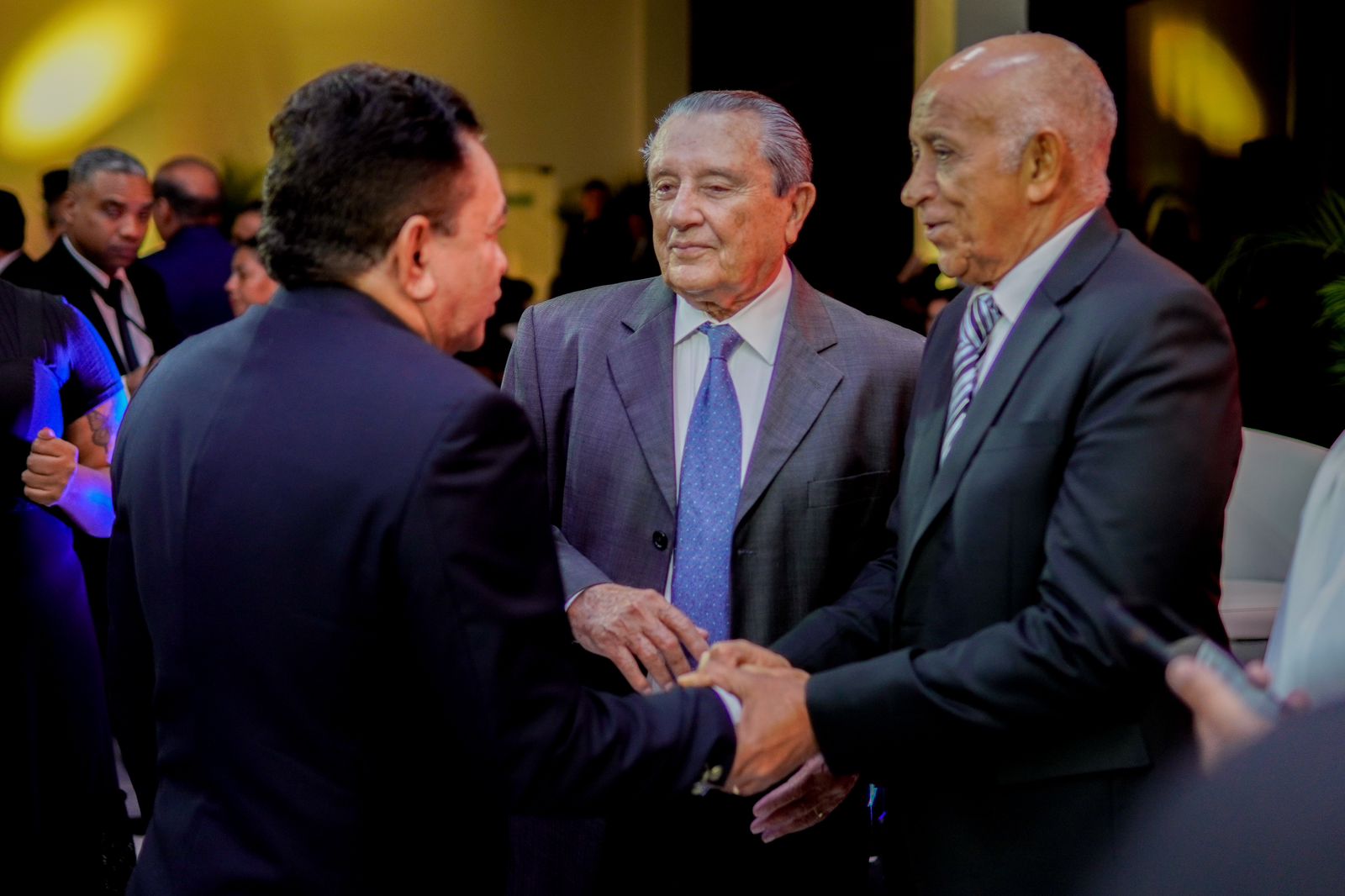 Antônio Pereira conversa com o ex-governador José Reinaldo Tavares e o presidente da Fiema, Edilson Baldez