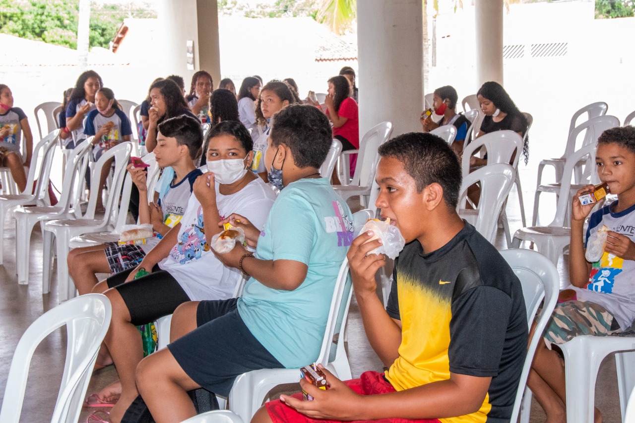 Alunos do Sol Nascente aproveitam o lanche servido após as brincadeiras 