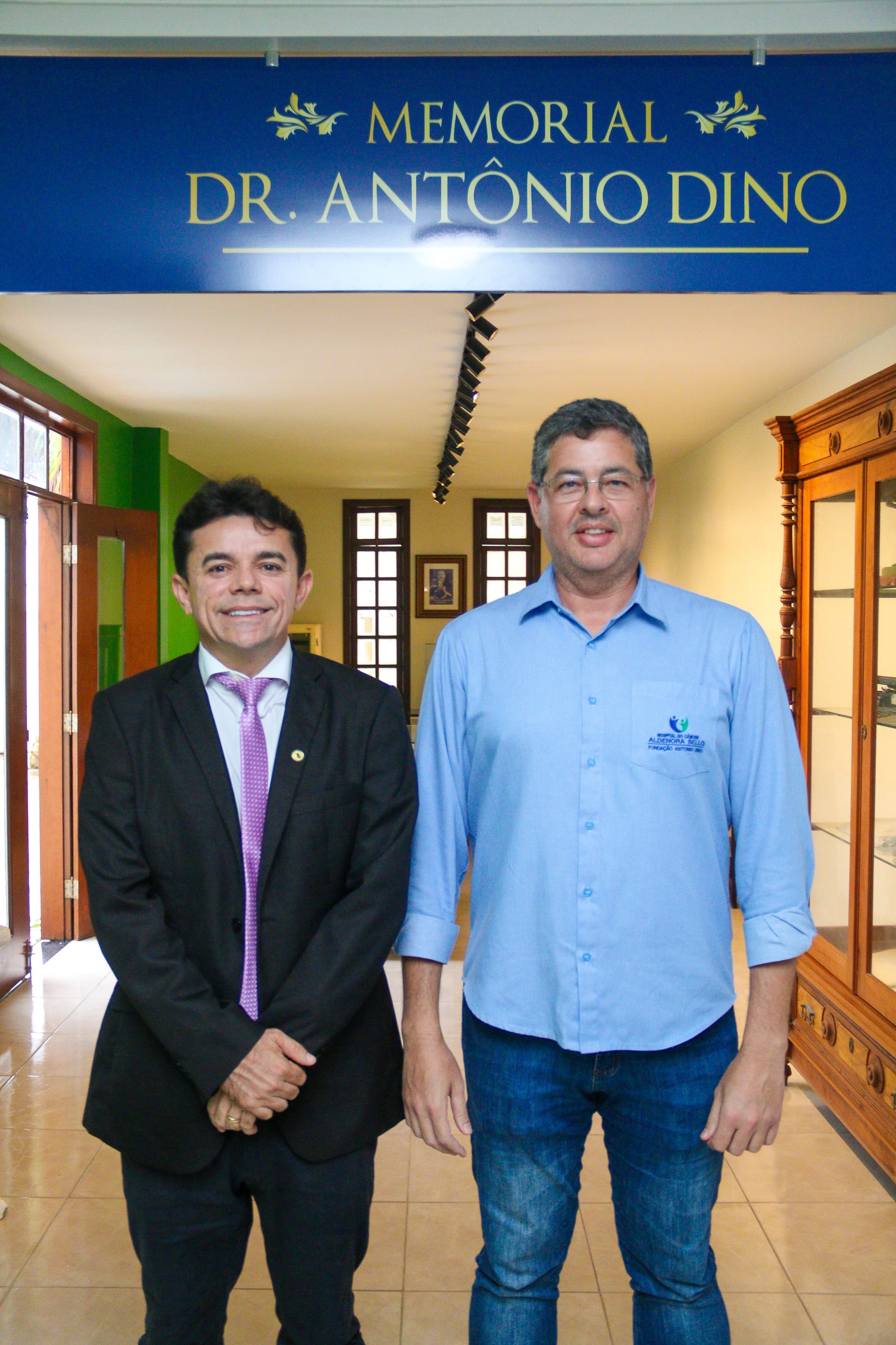 Alan da Marissol em registro com o vice-presidente, Antonio Dino Tavares, na sede da Fundação