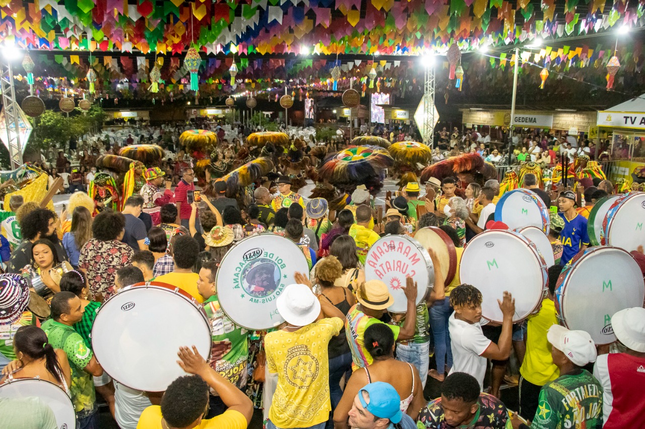 Centenário Boi de Maracanã fez uma apresentação bastante animada, ecoando suas matracas e pandeirões