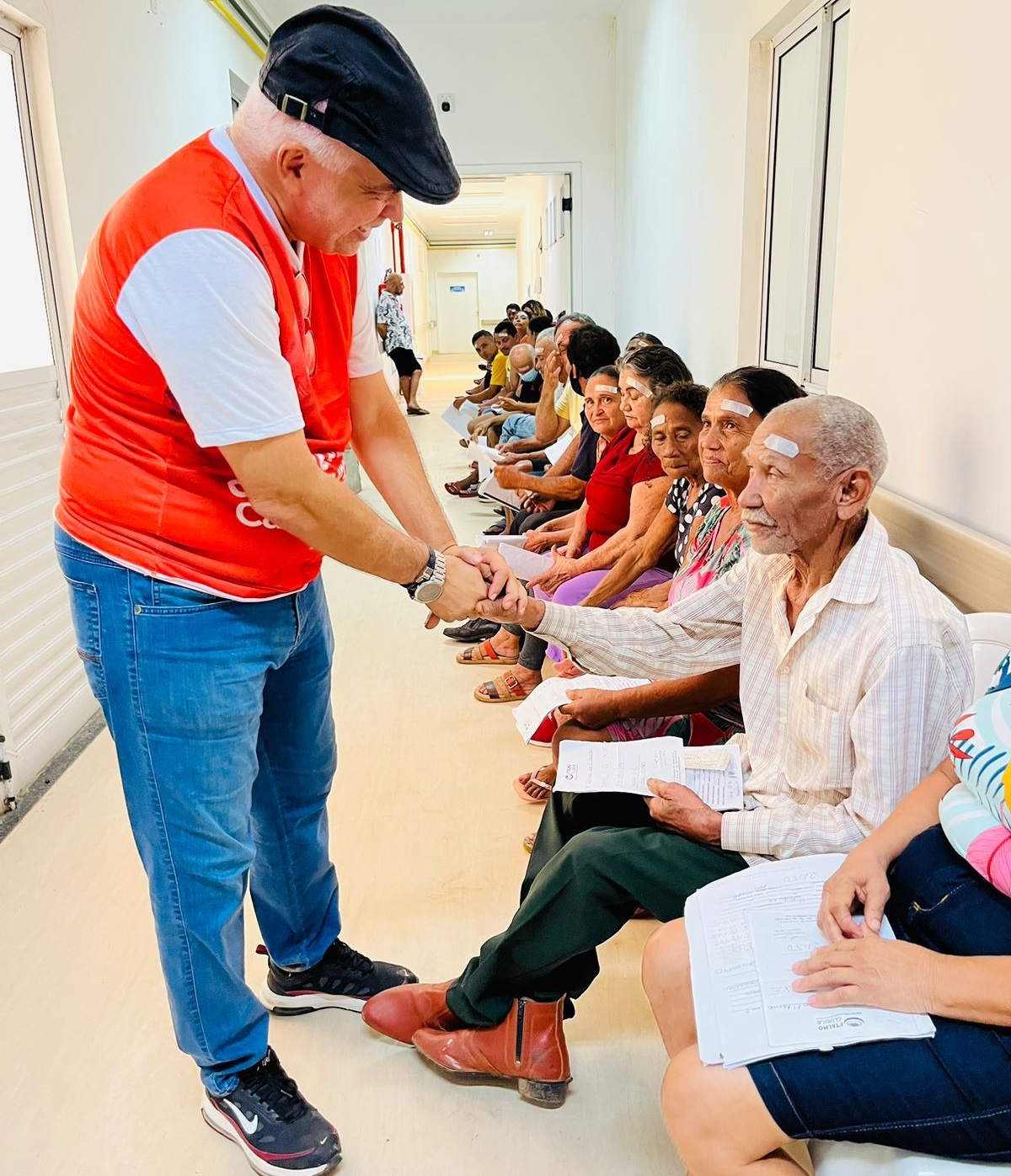 Júlio Mendonça conversa com pacientes no mutirão ocorrido no Hospital Regional Antônio Hadade, em Viana