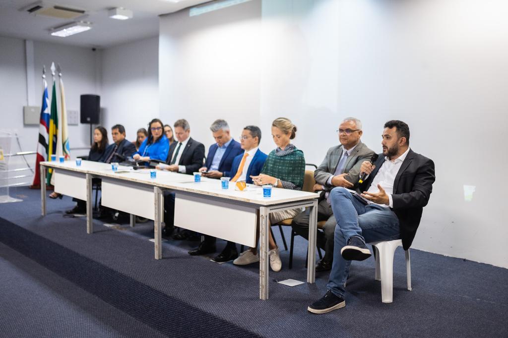 Deputados, profissionais da saúde e representantes da sociedade civil participaram do evento  